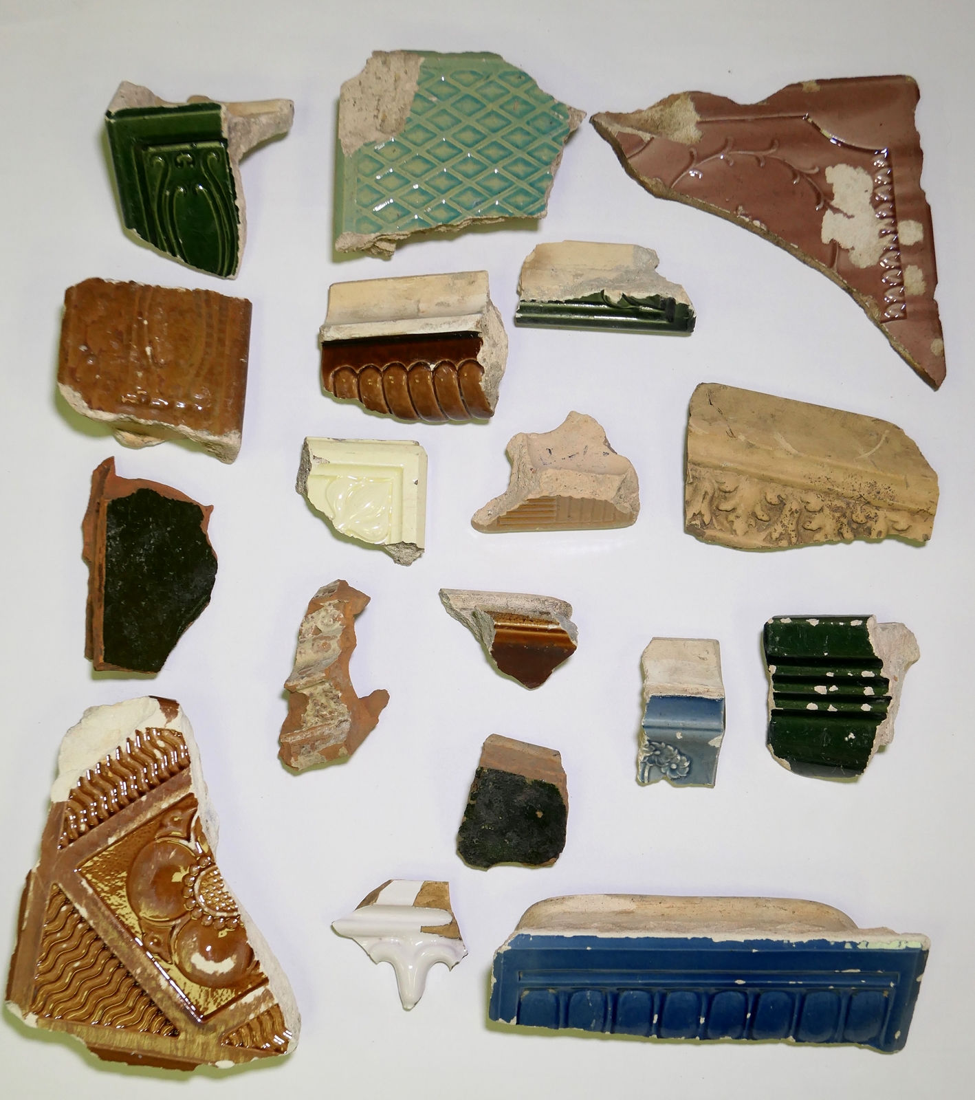 fragmenty kafli znalezione w różnych miejscach Biskupiej Górki
