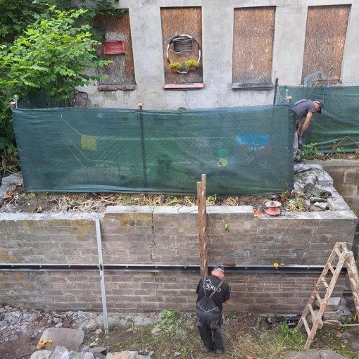 Umacnianie muru oporowego uszkodzonego przez rdestowiec