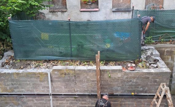 Umacnianie muru oporowego uszkodzonego przez rdestowiec