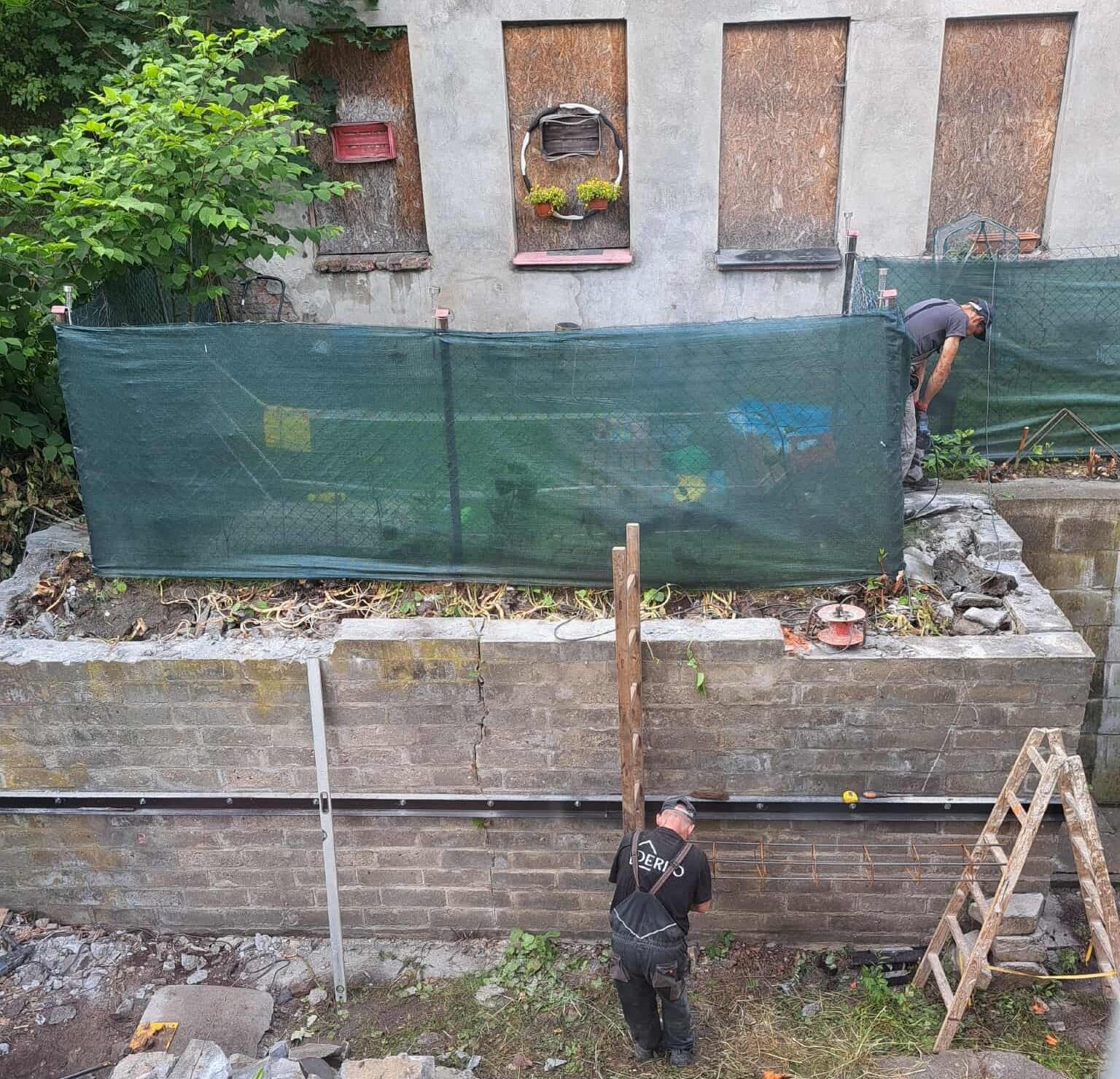 Umacnianie muru oporowego uszkodzonego przez rdestowiec